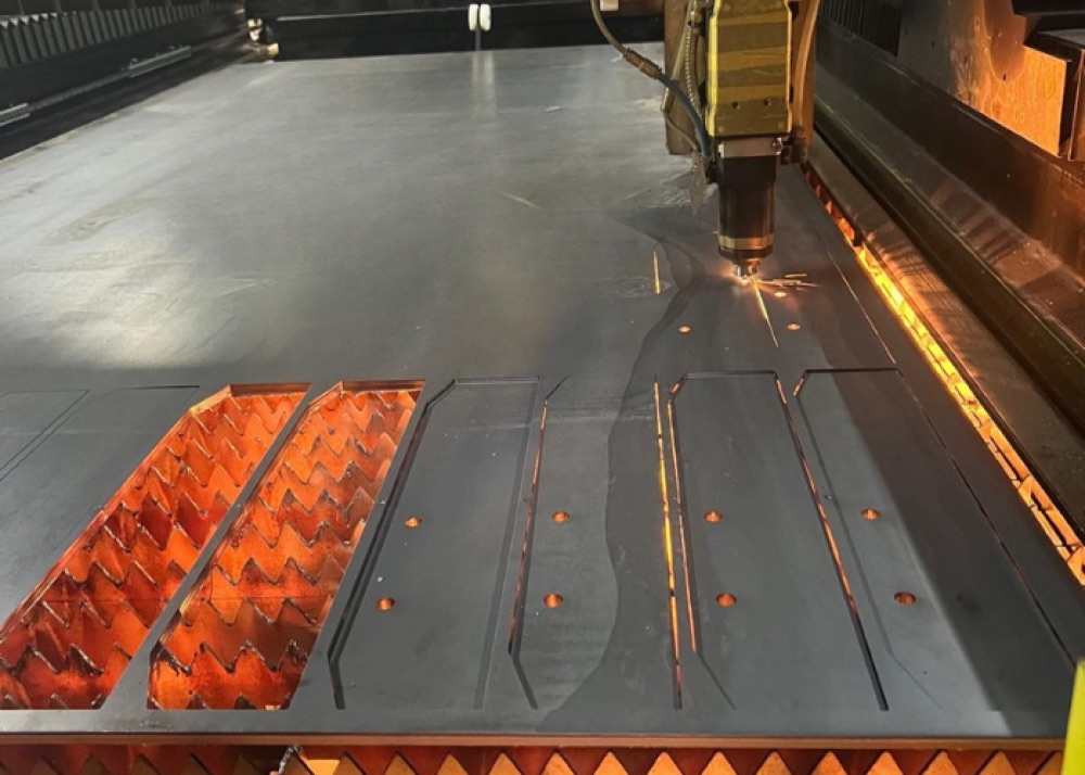 10 mm çelik plakanın fiber lazer ile kesimi